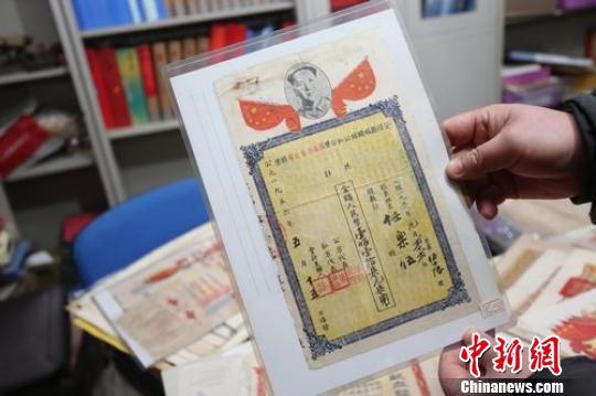 徐州一市民收藏千余“毛主席像”老证书(图)