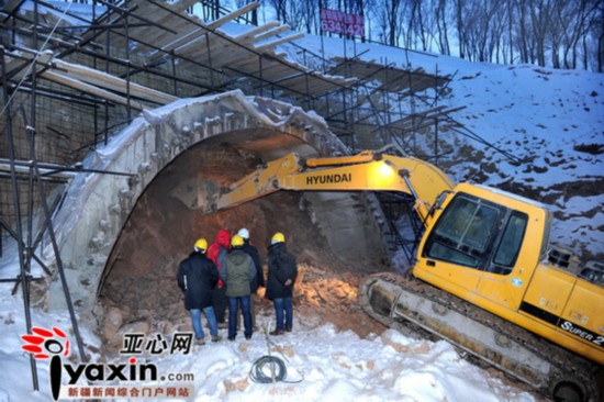 啪……"随著6声闷响,12月27日18时36分,乌鲁木齐蜘蛛山隧道改扩建项目