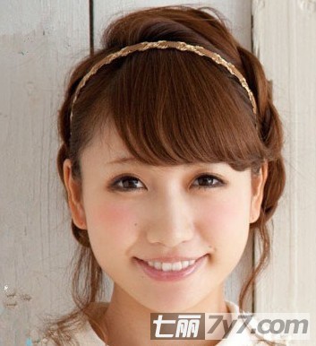 2013年最新瘦脸发型两款韩式编发盘发步骤教