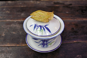 盖碗茶暗语大揭秘 茶盖朝下靠茶船含义 要添水