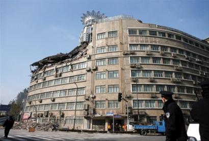延安东路110号四川大楼顶层今日凌晨发生坍塌，目前延安东路东向西、四川路（金陵路-广东路）、外滩地下通道延安路出口封闭 晚报记者任国强现场图片