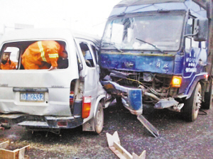 漳州迎宾路车祸13伤 系一车辆闯红灯所致