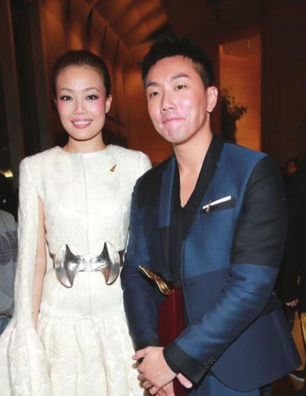容祖儿刘浩龙公开恋情后首度合影 甜蜜微笑(图)
