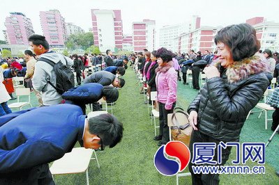 厦门一中举行成人宣誓仪式 父母给女儿写了21