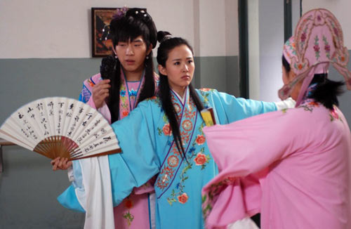 <em>男扮女装</em>雷人 李俊基惊艳Super Junior超震撼【