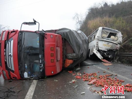 成渝高速四川内江段16车连环撞致10多人伤