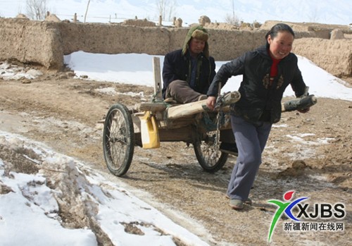 新疆哈密女子背夫前行21年 演绎世间真情