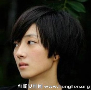 2013纯黑色系女生短发发型 清新短发上演自然诱