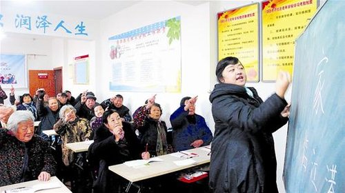 老人背着书包上学堂 从前不识字孩子送礼不敢