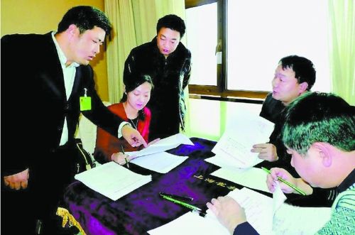 榆林人大代表围麻将桌办公 开会住5星级酒店