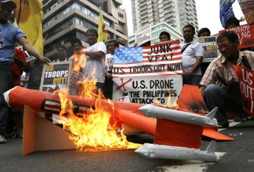 菲律宾民众在美使馆外焚烧无人机模型抗议(图