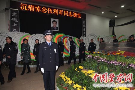 战友们为英雄送行。