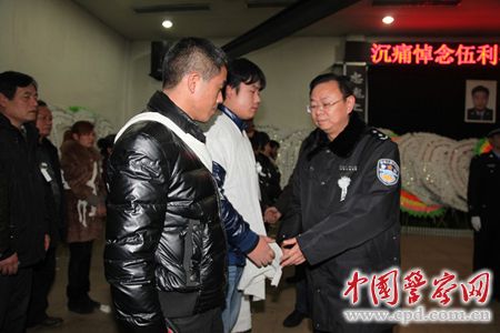 邵阳副市长、市公安局局长李晓葵慰问英雄的亲属。
