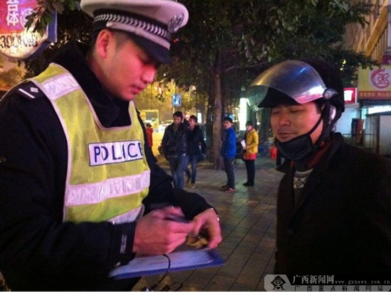 南宁交警开展整治酒驾毒驾行动_西部法治_中