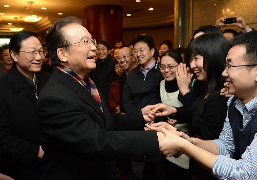 1月15日,国务院总理温家宝在财政部调研。这是温家宝与工作人员亲切握手。新华社记者 刘建生 摄