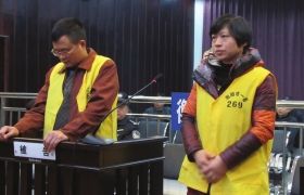 2012年12月10日，湖南衡陽市中級人民法院，顧湘陵(左)和妻子吳利君接受庭審。圖/通訊員李建輝