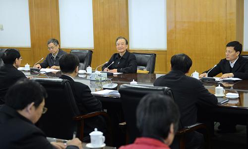 1月15日,国务院总理温家宝在财政部调研。新华社记者 刘建生 摄