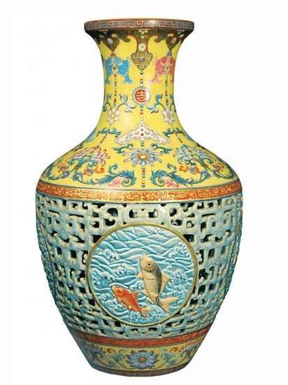 2010年，由英国私人收藏的“乾隆粉彩转心瓶”在伦敦班布里奇拍卖行上拍，以5160万英镑成交