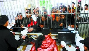 夫妻帮民工订车票收费被刑拘 民工为其叫屈