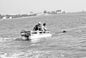 2名钓鱼者乘泡沫板 珍珠湾岸边发现海漂男尸