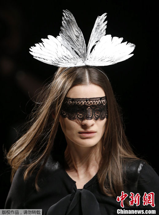 柏林时装周T台秀场 模特下足头上工夫