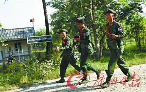 2012年11月,缅甸士兵正在巡逻。(资料图片)