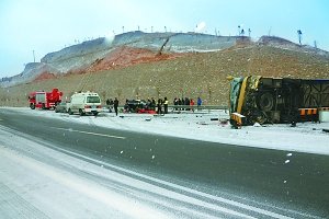 甘肅一大巴高速路駛途中側翻致4死9傷(圖)