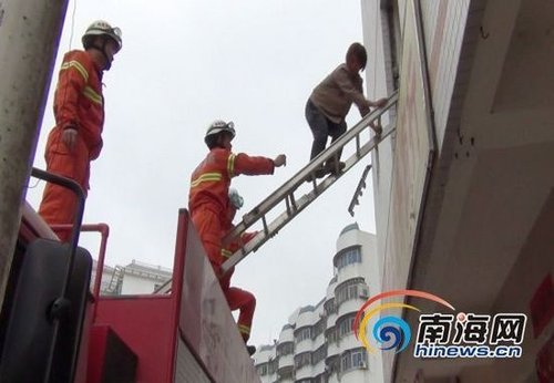 消防官兵在現(xiàn)場開展救援(通訊員郭仁廣攝)