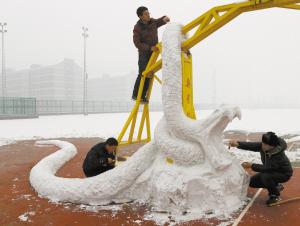 20米长巨蟒雪雕"白娘子"现身师大操场