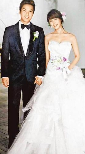 "队长先艺后天中午出嫁,经纪公司昨公开她的婚纱照,她娇滴滴牵着老公