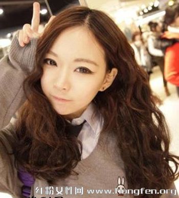 最新中分大卷发型图片