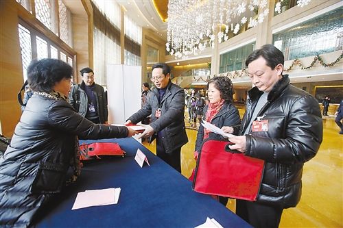 重庆人大代表昨陆续报到:不发纪念品 纸笔要自