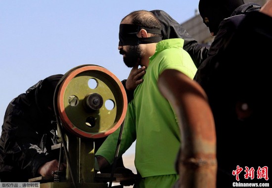 伊朗男子因盗窃被公开执行剁手指刑罚(组图)--