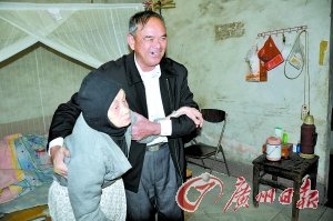 孝子年近古稀待妻子的养母胜亲妈 每天送三餐