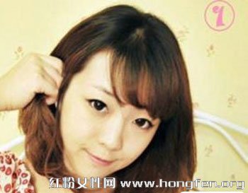 中短发怎么扎好看 图解短发梨花头扎法步骤(2