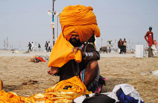 印神男头裹76公斤头巾 云游四海宣扬和平