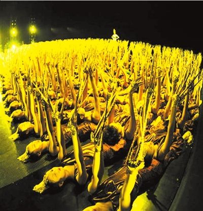 湖北卫视春晚亮剑 310人将秀《千手千眼》