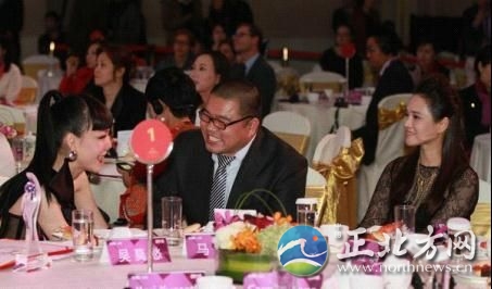 吴莫愁伊能静装亲密 尴尬中的秘密只有哈林知(组图)前晚,不知有意还是无心,主办方竟把吴莫愁与庾澄庆前妻伊能静安排同桌而坐,此番“新欢”与“旧爱”坐一桌,两人各自看向不同的方向,似乎各怀心事,尴尬以对。众网友们不禁调侃不在场的男主角庾澄庆,“主办方喊你快回座位!”