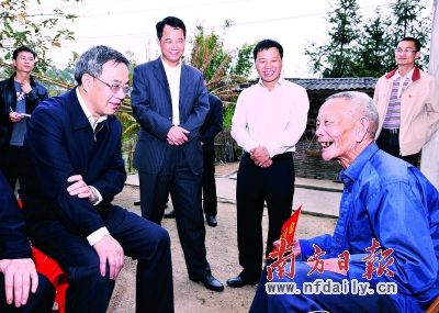 昨日,省委书记胡春华来到河源市东源县仙塘镇龙尾村,亲切看望慰问