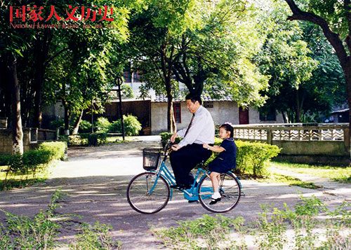 习近平在福州带女儿玩耍