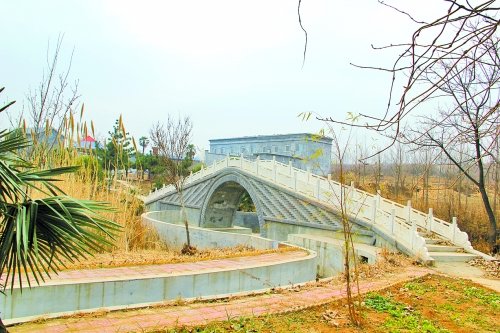 网曝国家级贫困县村主任圈地60亩建庄园(图)