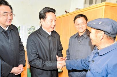 2月4日,省委副书记,省长李小鹏在吕梁市临县前月镜村慰问受灾户高俊