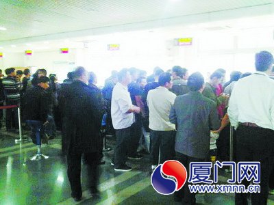 传车牌少2螺丝要扣12分 司机排队购买交管部门