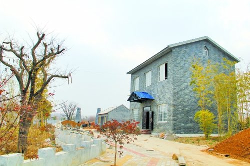 网曝国家级贫困县村主任圈地60亩建庄园(图)