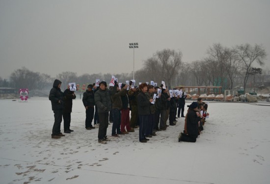 唐山百位农民工雪中跪拜曹雪芹讨薪(组图) - A