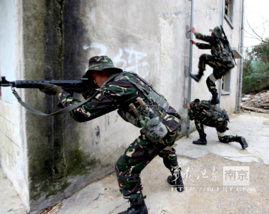 警备区部队装备03式步枪 练兵场景龙腾虎跃- 中国日报网