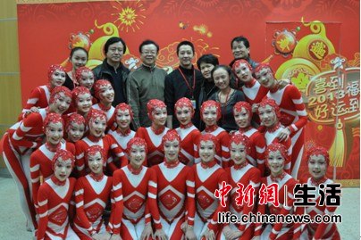 央视蛇年春晚节目剪花花 融合民俗剪纸与舞蹈