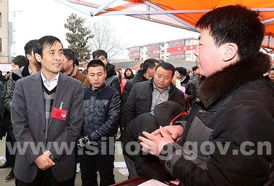 泗洪:3.2万群众齐赶招工大集