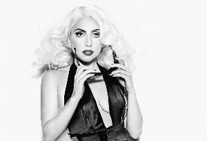 LadyGaGa脚疾恶化推迟演唱会 或与高跟鞋有关