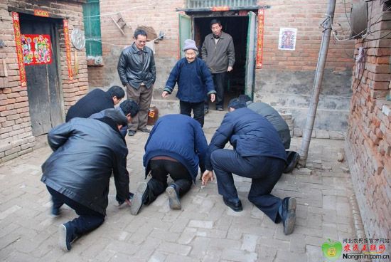 80后农村小伙过年磕头100余个+称过年真累